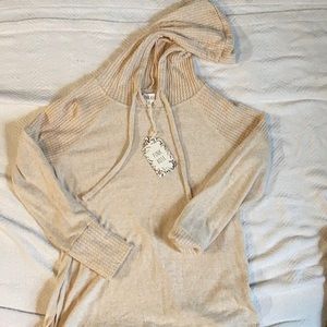 Beige sweatshirt with waffle cut sleeves.